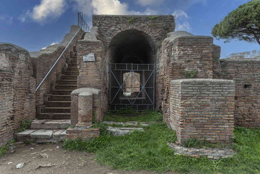 Italia - Ostia 54 - parque arqueológico de Ostia Antica - termas de Neptuno.jpg